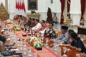 Presiden Joko Widodo mengundang puluhan tokoh ke Istana Kepresidenan, Jakarta, Kamis (26/9/2019). Jokowi membahas sejumlah hal dengan para tokoh, salah satunya terkait aksi unjuk rasa mahasiswa menolak UU KPK hasil revisi  Artikel ini telah tayang di Kompas.com dengan judul &quot;Melunak, Jokowi Kini Pertimbangkan Terbitkan Perppu KPK&quot;, 