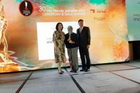 Deputi Bidang Pengembangan Pemasaran I Kementerian Pariwisata, Rizki Handayani (tengah) menerima penghargaan Bali sebagai Destination of the Year di Bangkok, Kamis.