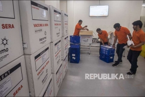 Petugas memeriksa produk akhir vaksin yang akan diekspor di PT Bio Farma Bandung, Jawa Barat. Novrian Arbi/Antara