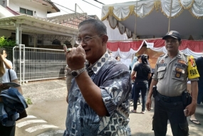 Menteri Koordinator Bidang Perekonomian Darmin Nasution menggunakan hak pilihnya di TPS 20 Kelurahan Pancoran, Pancoran, Jakarta Selatan, Rabu (17/4).