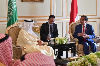 Presiden Joko Widodo membahas kerja sama dalam bidang energi antara Indonesia dengan Kerajaan Arab Saudi saat menerima kunjungan kehormatan Menteri Energi, Industri, dan Sumber Daya Mineral Kerajaan Arab Saudi Khalid Al-Falih di Royal Guest House, Riyadh, pada Minggu, 14 April 2019. (Dok. Biro Pers Setneg)