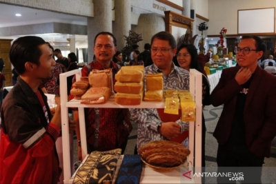 Produk lokal Indonesia yang dipamerkan saat peluncuran BukaGlobal di Singapura yang dihadiri Menkominfo Rudiantara