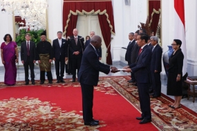 Presiden RI Joko Widodo menerima surat kredensial dari Duta Besar Republik Mozambik Belmiro Jose Malate di Istana Merdeka, Jakarta, Rabu (7-8-2019).