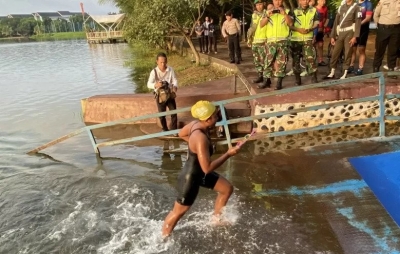 Peserta kategori Elite Woman menyelesaikan lintasan renang pada ajang Palembang Triathlon 2020 di Palembang, Sabtu (22/2). (ANTARA/Dolly Rosana/20)