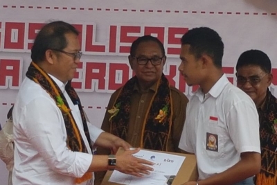 Menteri Komunikasi dan Informatika, Rudiantara (kiri) menyerahkan hadiah kepada Lion Woge dari SMA Negeri Detusoko yang meraih juara Vlog, di Detusoko, Ende, Senin, (25/3)