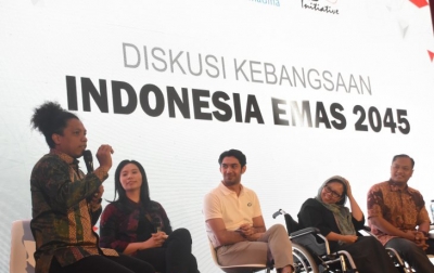 (Dari kiri) Komedian Arie Kriting, sutradara Livi Zheng, aktor Reza Rahardian, aktivis Alissa Wahid, dan akademisi Khoirul Umam hadir pada Diskusi Kebangsaan bertajuk Indonesia Emas 2045 di Universitas Paramadina, Jakarta, Rabu (13/2/2019). Diskusi serupa yang diselenggarakan Gerakan Suluh Kebangsaan akan digelar Rabu 20 Februari 2019 di Stasiun Jombang (ANTARA FOTO/Indrianto Eko Suwarso)