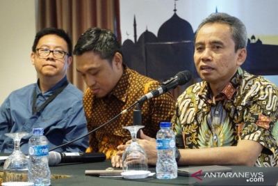 Direktur Pencegahan BNPT Brigjen Pol Hamli (kanan) dan mantan Ketua Dewan Pers Yosep Adi Prasetyo (berkacamata) menjadi pembicara dalam Sarasehan Media Moderat dan Perumusan Program Strategis Sindikasi Media Islam (SMI) di Hotel Royal, Kuningan, Jakarta, Selasa (6/8/2019)