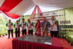 Menteri Koordinator Bidang Perekonomian Darmin Nasution saat menghadiri peresmian program santripreneur dan petani muda, di Pondok Pesantren Pemberdayaan Umat, Desa Cibuntu, Kecamatan Ciampea, Kabupaten Bogor, Jawa Barat, Rabu (26/12). (Humas Kemenko Perekonomian)