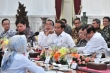 Presiden Jokowi didampingi Wapres Jusuf Kalla memimpin rapat terbatas, di Istana Merdeka, Jakarta, Kamis (18/4) siang. (Foto: JAY/Humas)