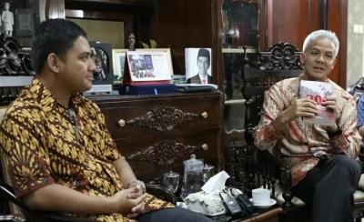 Gubernur Jawa Tengah Ganjar Pranowo (kanan) saat menerima kunjungan seorang mantan anggota ISIS, Febri Ramdani. ANTARA/HO Humas Pemprov Jateng/am.