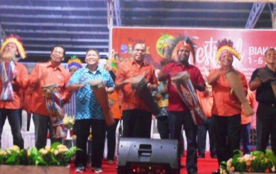 Asisten II Sekda Papua Noak Kapisa bersama Deputi Kementerian Koordinator Kemaritiman Safri Burhanuddin dan Bupati Biak Herry Ario Naap menabuh tifa bersama menutup festival BMW VII, sabtu malam