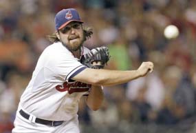 Dodgers sign Cleveland reliever Chris Perez to 1-year deal