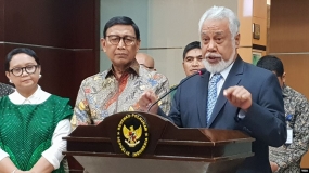 Jumpa pers bersama, utusan khusus sekaligus mantan Presiden Timor Leste Xanana Gusmao (kanan) dan Menko Polhukam Wiranto didampingi Menlu Retno Marsudi (kiri) di kantor Kemenkopolhukam, Senin (22/7). 