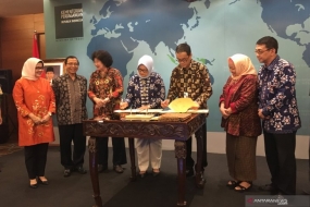 Direktur Jenderal Pengembangan Ekspor Nasional Kementerian Perdagangan Arlinda (paling kiri) menyaksikan penandatanganan kerja sama antara Kementerian Perdagangan melalui Indonesia Design Development Center (IDDC) berkolaborasi dengan Dewan Kerajinan Nasional Daerah (Dekranasda) Provinsi DKI Jakarta dan Universitas Multimedia Nusantara (UMN) dalam meningkatkan nilai tambah produk ekspor di Jakarta, Kamis.