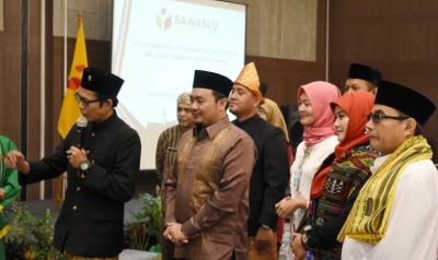 Komisioner Divisi Pengawasan dan sosialisasi Bawaslu RI Mochammad Affifudin (dua kiri) menghadiri kegiatan pengembangan pengawasan partisipatif berbasis budaya oleh Bawaslu DKI Jakarta, Sabtu (14/12/2019) (ANTARA/Fauzi Lamboka)