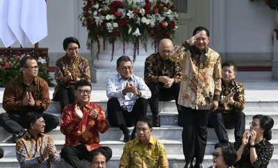 Mantan Kapolri Tito Karnavian (berdiri) memberi hormat saat diperkenalkan Presiden Joko Widodo sebagai Menteri Dalam Negeri saat pengumuman jajaran menteri Kabinet Indonesia Maju di Istana Merdeka, Jakarta, Rabu (23/10/2019). ANTARA