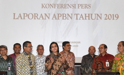 Menkeu Sri Mulyani (tengah) memberikan keterangan pers terkait laporan APBN 2019 di Jakarta, Selasa (7/1/2020). ANTARA