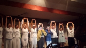 Para yogini atau praktisi yoga menunjukkan beberapa postur yoga artistik Beseta Deputi Bidang Pengembangan Pemasaran II Kemenpar, Nia Niscayadi sela-sela konferensi pers menyambut Hari Yoga Internasional di Kedutaan Besar India, Jakarta, Senin (17/6/2019).