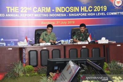 Panglima TNI Marsekal TNI Hadi Tjahjanto bersama Panglima Angkatan Bersenjata Singapura Lieutenant General Melvyn Ong memimpin sidang Combined Annual Report Meeting Indonesia-Singapore High Level Committee (CARM Indosin HLC) ke-22 tahun 2019, bertempat di Ruang Rapat Pimpinan Sesko TNI Bandung Jawa Barat, Rabu (3/7/2019).