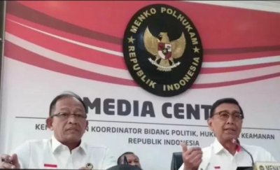 Foto Dok - Menko Polhukam Wiranto (kanan) dan Sekretaris Kemenko Polhukam Mayjen TNI (Purn) Tri Soewandono, saat konferensi pers terkait pro dan kontra revisi UU KPK, di Kantor Kemenko Polhukam, Jakarta, Rabu (18/9/2019).