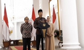 Presiden Joko Widodo didampingi Ibu Negara Iriana Joko Widodo dan Menteri Sekretariat Negara Pratikno menyampaikan ucapan belasungkawa di Istana Bogor, Sabtu (1/6/2019). ANTARA