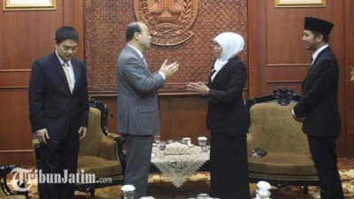 Gubernur Jawa Timur Khofifah Indar Parawansa menyambut Duta Besar Republik Rakyat Tiongkok untuk Indonesia Xiao Qian yang datang berkunjung ke Gedung Grahadi. Selasa 12/3/2019