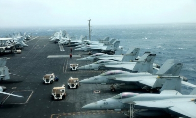 et-jet tempur F/A-18F disiagakan di atas kapal induk milik Amerika Serikat, USS Abraham Lincoln, di Teluk Oman dekat Selat Hormuz pada 15/7/2019. ANTARA/REUTERS/Ahmed Jadallah/aa