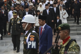 Presiden Joko Widodo mengiringi jenazah Ibu Negara periode 2004-2014 Ani Yudhoyono saat tiba di Taman Makam Pahlawan Nasional Utama (TMP) Kalibata, Jakarta, Minggu (2/6/2019).
