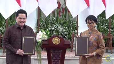 Menteri Luar Negeri Retno Marsudi dan Menteri BUMN Erick Thohir di Gedung Pancasila, Kemenlu, Jakarta, Jumat (17/7).