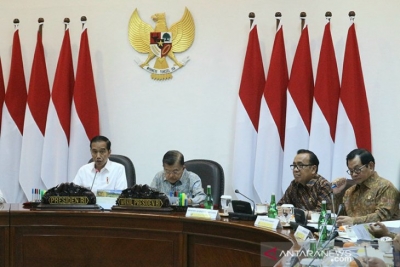 Presiden Joko Widodo bersama Wakil Presiden Jusuf Kalla memimpin rapat terbatas bertopik Persiapan Dubai Expo 2020 di Kantor Presiden, Jakarta pada Selasa (13/8/2019). 