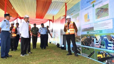 Presiden Joko Widodo (tengah), menyimak pemaparan pengembangan Bandara Jenderal Besar Soedirman. saat meninjau lokasi di Purbalingga, Jawa Tengah, 23 April 2018. Rencananya, pembangunan bandara, khususnya perluasan landasan pacu (runway) ini akan dilakukan dalam dua tahap. Foto : Biro Pers Setpres