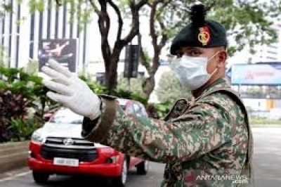 Tentara berjaga di jalanan Kuala Lumpur saat wabah COVID-19 merebak di Malaysia, Minggu (22/3/2020). Angkatan Tentara Malaysia ditugaskan membantu Kepolisian Kerajaan Malaysia dalam menegakkan &quot;lockdown&quot; dalam meredam penularan wabah COVID-19. ANTARA FOTO/REUTERS/Lim Huey Teng/pras.