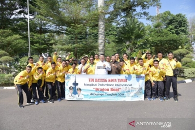 Wali Kota Jambi bersama 22 orang atlet dayung perahu naga Kota Jambi yang mewakili Indonesia pada Kejuaraan Internasional Perahu Naga di Guang Xi, China. 