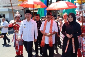 Menteri Pariwisata Arief Yahya didampingi Wakil Gubernur Banten Andika Hazrumy dan Bupati Pandeglang Irna Narulita saat menghadiri HUT Kabupaten Pandeglang