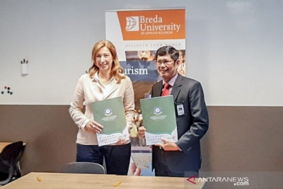 Plt. Direktur Poltekpar Makassar Drs. Muhammad Arifin menandatangani nota kesepahaman bersama dengan Dr. Elisabeth Minnemann, President of the Executive Board Breda University of Applied Science di Kota Breda, Belanda, pada 4 Juli 2019.