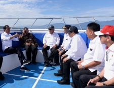 Presiden Jokowi berdiskusi dengan sejumlah pejabat saat menuju Taman Nasional Bunaken, di Manado, Sulawesi Utara. Jumat (5/7) pagi.