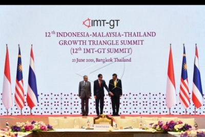 Presiden Joko Widodo (tengah) bersama Perdana Menteri Malaysia Mahathir Mohamad (kiri) dan Perdana Menteri Thailand Prayut Chan O-cha berfoto bersama saat 12th Indonesia, Malaysia, Thailand Growth Triangle Summit (IMT-GT SUMMIT) di sela-sela KTT Ke-34 ASEAN di Bangkok, Thailand, Minggu (23-6-2019)