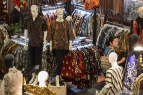 Pengunjung melihat batik yang dipamerkan pada perhelatan Gelar Batik Nusantara 2019 di Jakarta Convention Center, Jakarta, Rabu (8/5/2019). 