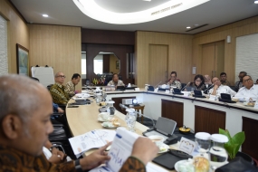 Menko Perekonomian Darmin Nasution memimpin Rakor Evaluasi Kebijakan Penurunan Tarif Angkutan Udara, di Jakarta, Kamis (20/6) siang. 