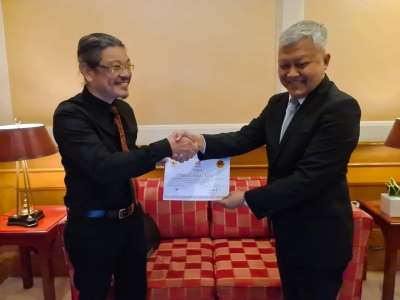 Duta Besar RI untuk Vietnam Ibnu Hadi menyerahkan hadiah kepaa pemenang logo di Hanoi, Rabu (19 Agustus 2020)