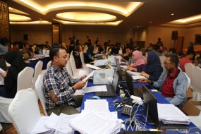 Pekerja memasukkan data ke Sistem Informasi Penghitungan (Situng) DKI Jakarta di Hotel Merlyn Park, Jakarta, Minggu (21/4/2019). Hasil penghitungan suara Pemilu Presiden (Pilpres) 2019 yang dimuat dalam Situng milik KPU masih terus bergerak dan ditampilkan dalam portal pemilu2019.kpu.go.id. ANTARA FOTO/Reno Esnir/wsj/pri