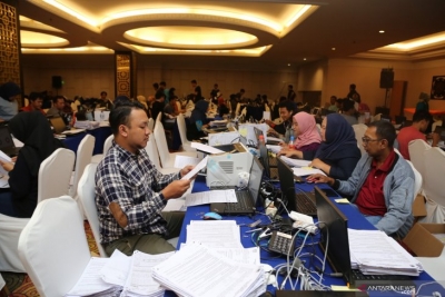 Pekerja memasukkan data ke Sistem Informasi Penghitungan (Situng) DKI Jakarta di Hotel Merlyn Park, Jakarta, Minggu (21/4/2019). Hasil penghitungan suara Pemilu Presiden (Pilpres) 2019 yang dimuat dalam Situng milik KPU masih terus bergerak dan ditampilkan dalam portal pemilu2019.kpu.go.id. ANTARA FOTO/Reno Esnir/wsj/pri