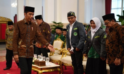 Presiden Joko Widodo (kiri) bersiap membuka Kongres XIX Ikatan Pelajar Nahdlatul Ulama (IPNU) dan Kongres XVIII Ikatan Pelajar Putri Nahdlatul Ulama (IPPNU) di Istana Negara Jakarta, Jumat (21/12/2018). (ANTARA FOTO/Wahyu Putro A)