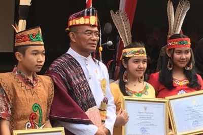 Peneliti obat kanker dari tanaman Bajakah, Yazid Rafli Akbar (ketiga kiri), bersama Aysa Aurelia Maharani (keempat kanan), dan Anggina Rafitri (ketiga kanan) berfoto bersama Menteri Pendidikan dan Kebudayaan, Muhadjir Effendy (keempat kanan) 