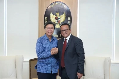 Menteri Kelautan dan Perikanan Edhy Prabowo (kanan) telah menerima kunjungan Duta Besar Korea Selatan, Kim Chang-beom (kiri) di Kantor Kementerian Kelautan dan Perikanan, Jakarta, Rabu (18/12/2019).