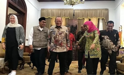 Ketua DPD RI La Nyalla Mattalitti (tiga kiri) diterima Gubernur Jawa Timur Khofifah Indar Parawansa (dua kanan) di Gedung Negara Grahadi di Surabaya, Jumat (1/11/2019). ANTARA 