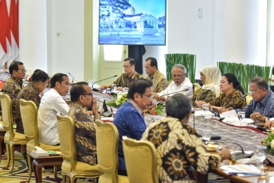 Presiden Jokowi memimpin Ratas tentang Percepatan Pembangunan Jawa Timur, di ruang Garuda, Istana Kepresidenan Bogor, Jabar, Selasa (9/7) siang. 