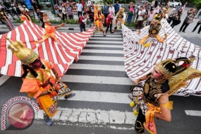 Batik to The Moon Peserta Parade Jogja Kota Batik melintas di kawasan Malioboro, Yogyakarta, Kamis (26/10). Kegiatan pawai budaya yang diadakan Dinas Perindustrian dan Perdagangan DIY tersebut mengusung tema Batik to The Moon, dengan tujuan sebagai bentuk peringatan atas penetapan batik sebagai warisan budaya oleh UNESCO pada 2 Oktober 2009 dan sebagai upaya menjaga serta melestarikan batik khas Yogyakarta. 