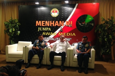 Menteri Pertahanan RI Ryamizad Ryacudu (tengah) memberikan keterangan pers di Jakarta, Senin. 