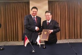 Menteri Perindustrian RI Airlangga Hartarto berjabat tangan dengan Ministry of Economy, Trade, and Investment (METI) Jepang, Hiroshige Seko seusai melakukan penandatanganan framework document di Osaka, Jepang, Kamis.